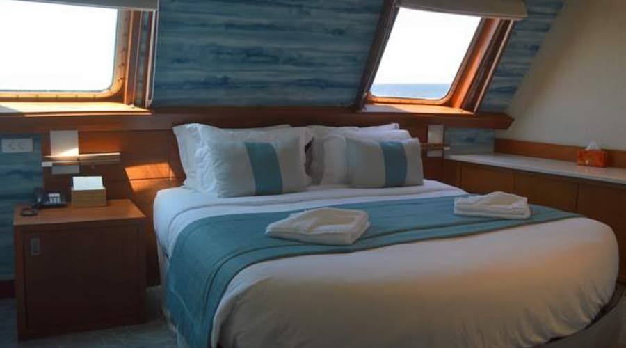 mega yacht suite, mega yacht bedroom, weekly yacht charter Arabian Gulf